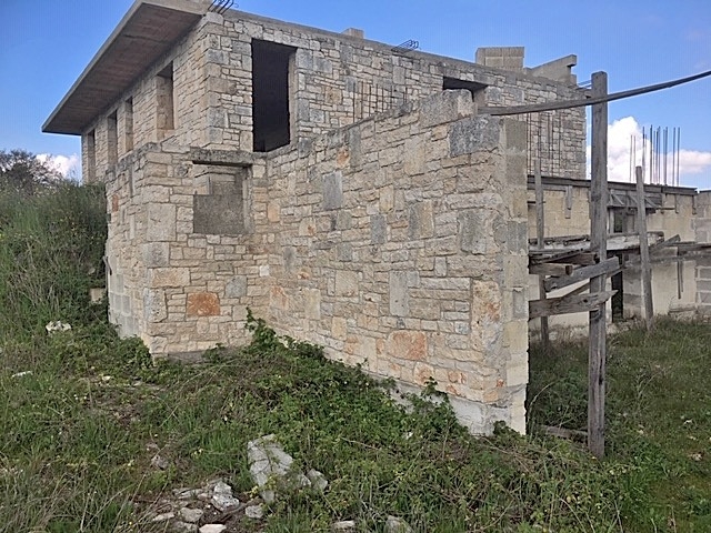 de nog af te bouwen villa vanaf de tavernetta kant te koop in Puglia