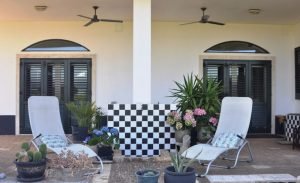 Een fijn plekje in zon of schaduw op de 3 veranda's Bij B&B Villa Lavanda in Puglia