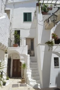 Straatje in Locorotondo en logeren bij B&B Villa Lavanda in Puglia