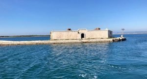 Een eiland vanaf de dolfijnenboot bij Taranto