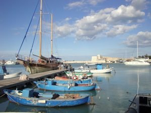 De jacht en vissershaven van Trani aan de Adriatische Zee