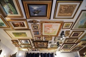 schilderijenplafond tearoom Dulcis Matera 45 min. vanaf B&B Villa Lavanda