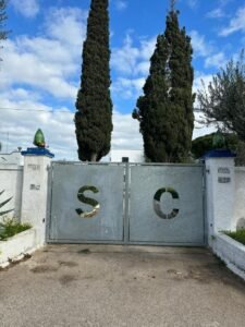 Villa met zwembad in Puglia te koop. De toegangspoort