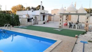 In Puglia te koop trulli en bijgebouwen met zwembad
