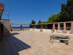 Dit uitzicht vanaf het dakterras van de villa die in Gallipoli te koop is