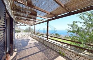 Te koop stenen villa met zeezicht in Puglia het uitzicht