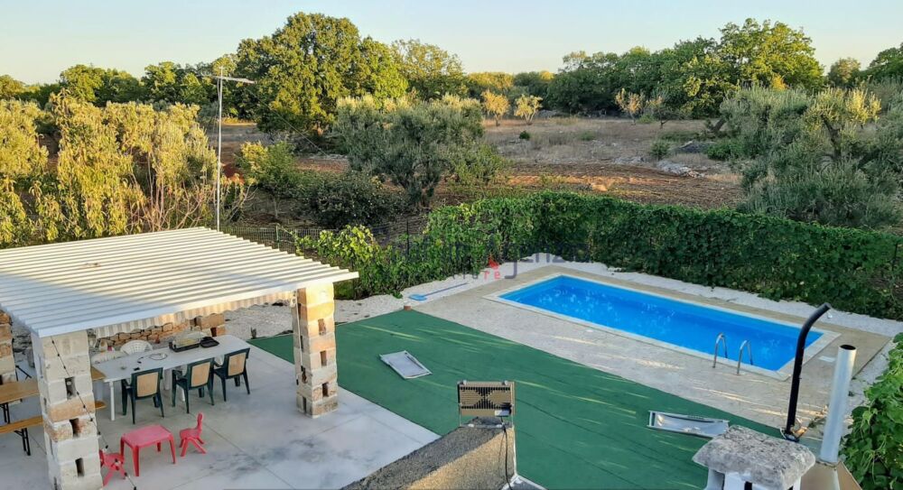 Te koop Ceglie Messapica groepje trulli met 4 slaapkamers. Een aanrader!
