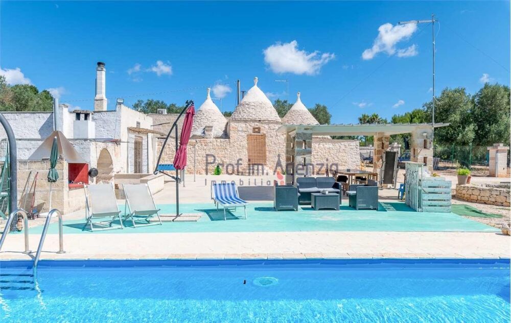 Te koop Ceglie Messapica groepje trulli met 4 slaapkamers en Zwembad