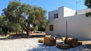 Fraaie witte villa te koop in Puglia met zwembad buitenzitje