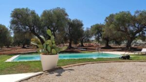 Fraaie witte villa te koop in Puglia met zwembad