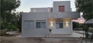 Fraaie witte villa te koop in Puglia met zwembad strak en schoon