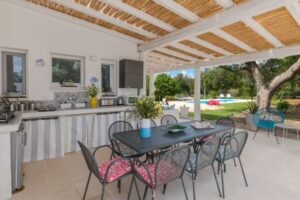 Schitterende villa te koop in Puglia, deels steen, met zwembad. Buitenkeuken is best groot