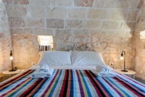 Schitterende villa te koop in Puglia, deels steen, met zwembad. Veel steen