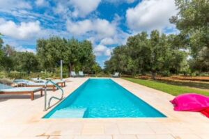 Schitterende villa te koop in Puglia, deels steen, met zwembad Het zwembad