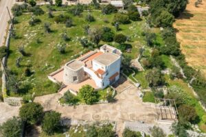 In Puglia te koop een villa met Pajara trullo van bovenaf gezien