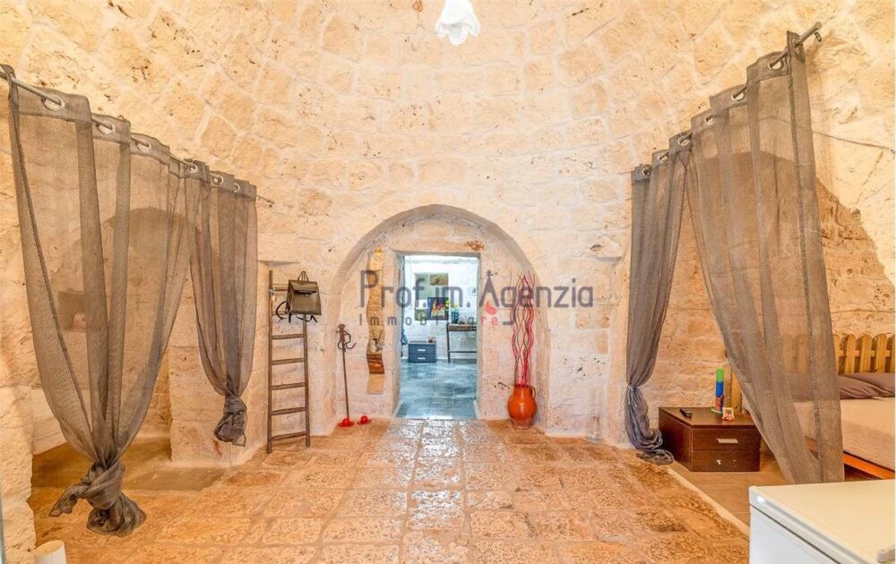 Te koop Ceglie Messapica groepje trulli met 4 slaapkamers nissen