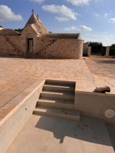 In Ceglie Messapica in Puglia te koop een stenen trullo met zwembad