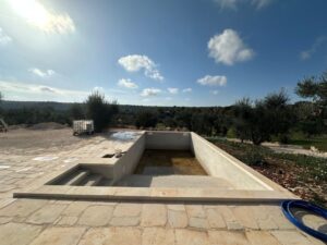 In Ceglie Messapica in Puglia te koop een stenen trullo het zwembad