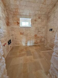 In Ceglie Messapica in Puglia te koop een stenen trullo de badkamer