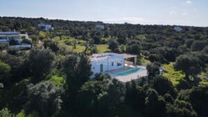Te koop villa met Panoramisch uitzicht en Zwembad overal dergelijke villa's in de omgeving
