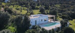 Te koop villa met Panoramisch uitzicht en Zwembad overal dergelijke villa's in de omgeving