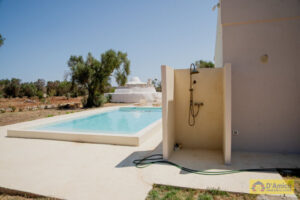 Te koop villa met zwembad Ostuni de buitendouche