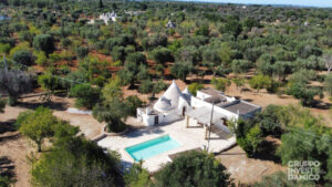 Groep trulli met zwembad te koop in Puglia midden in de olijvengaarden