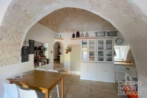 Groep stenen trulli te koop Puglia met NL begeleiding de keuken