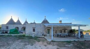Groep stenen trulli te koop Puglia redelijk uniek