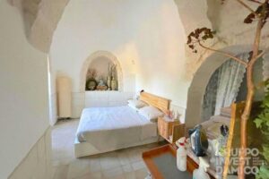 Groep stenen trulli te koop Puglia een slaapkamer