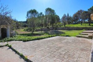 Groep stenen trulli te koop Puglia met NL begeleiding de omgeving
