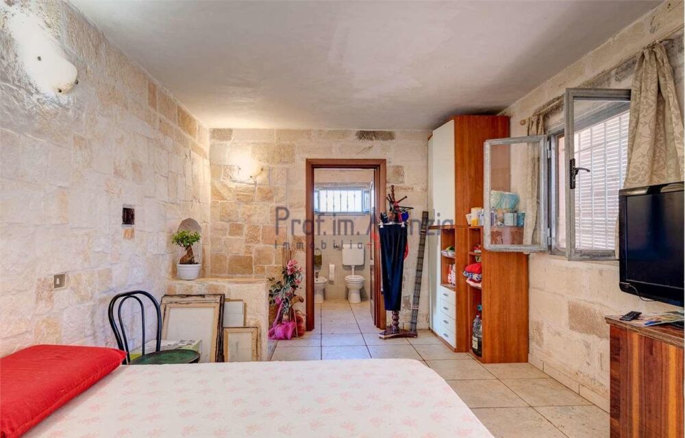 Te koop Ceglie Messapica groepje trulli met 4 slaapkamers. Mooie muren