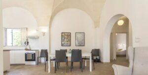 Villa met mooie gewelfde plafonds en zwembad te koop in Puglia met NL begeleiding