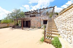 Te koop stenen villa met zeezicht in Puglia