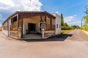 De ingang van een Huis te koop in Puglia met NL begeleiding