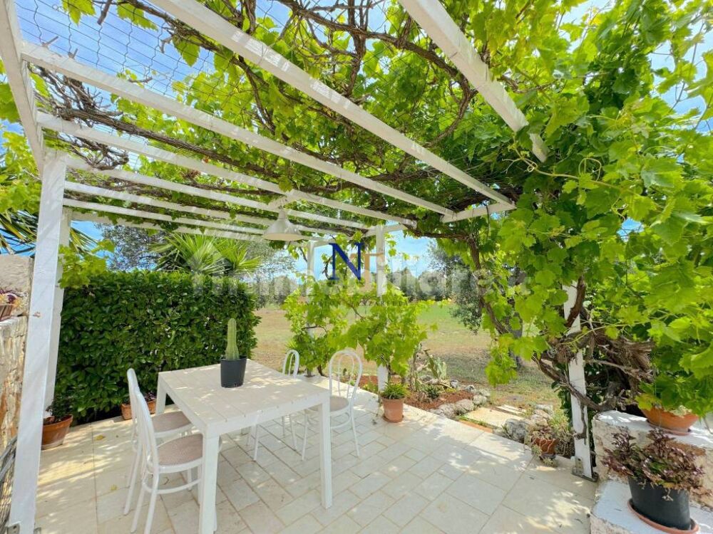 In Puglia te koop trullo en lamia in steen met 2 slaapkamers buiten zitje in de schaduw