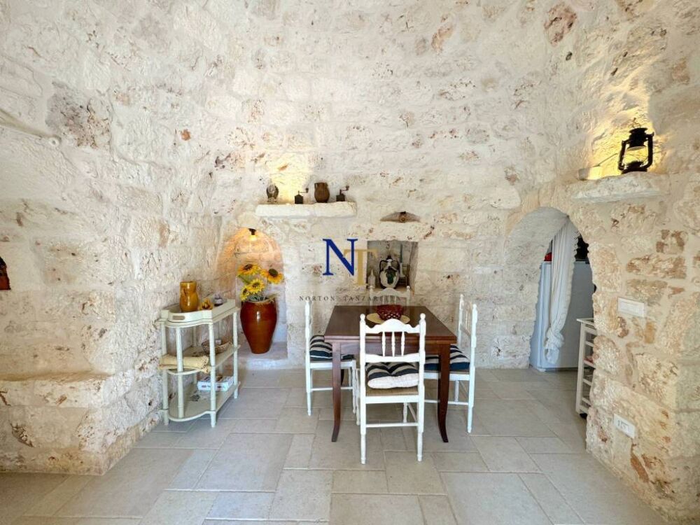 In Puglia te koop trullo en lamia in steen met 2 slaapkamers eethoek