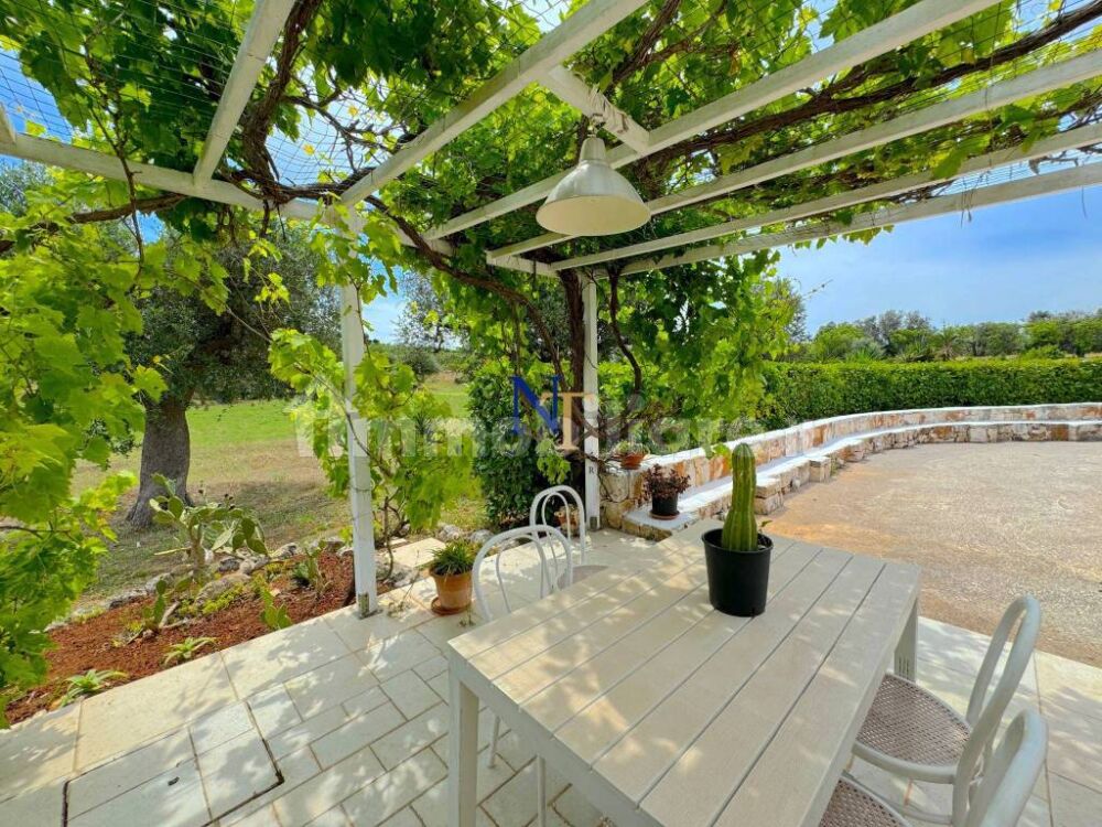 In Puglia te koop trullo en lamia in steen met 2 slaapkamers mooie groene ruimtes buiten
