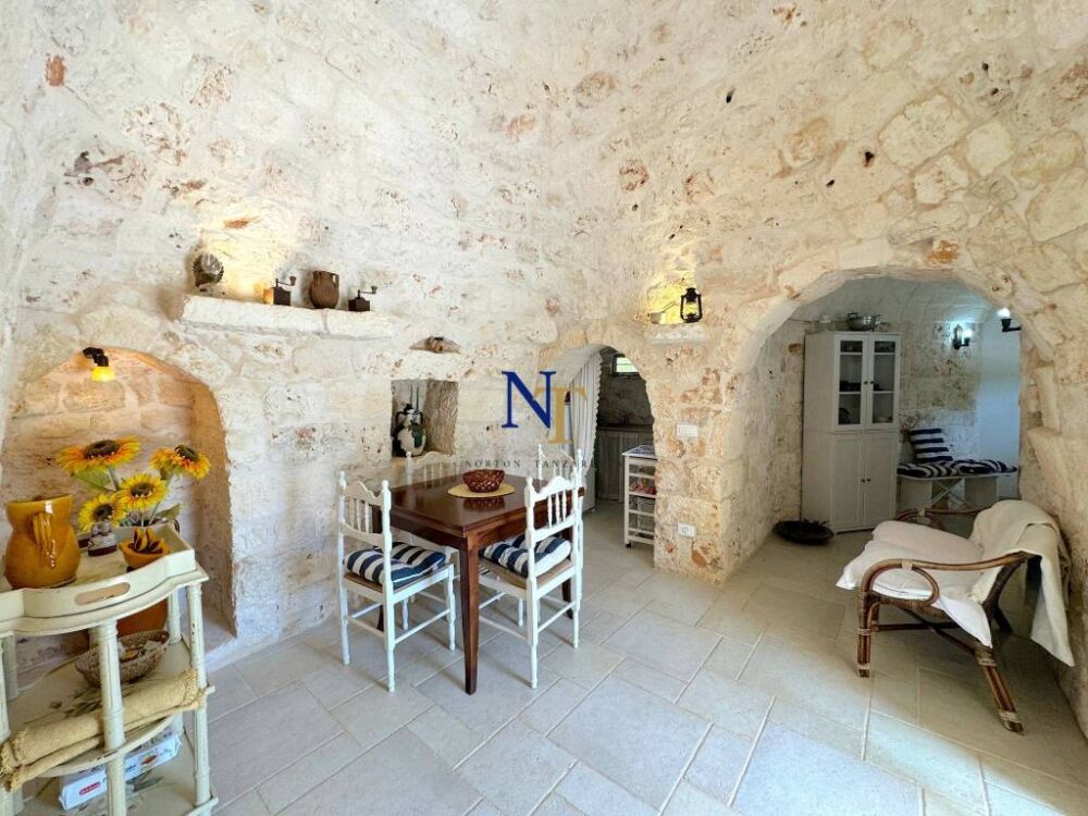 In Puglia te koop trullo en lamia in steen met 2 slaapkamers centrale ruimte