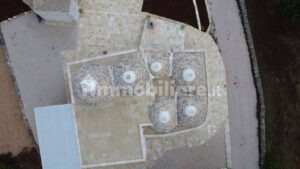 te koop staande trulli in Puglia, luchtfoto