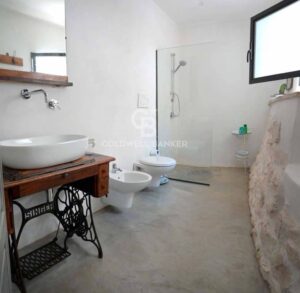 Trullo te koop op het platteland van Ostuni in Puglia met een magnifieke badkamer