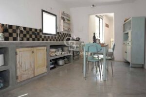 Een mooie gemetselde keuken bij Trullo te koop op het platteland van Ostuni in Puglia