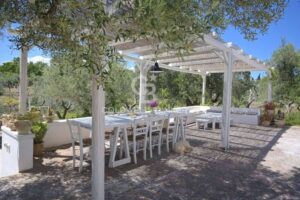 Gazebo met zithoek bij de Trulli te koop op het platteland van Ostuni in Puglia