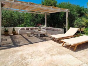De gazebo van de te koop zijnde trulli bij Ostuni op het platteland