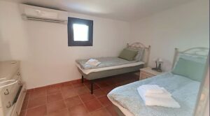 2e slaapkamer 1e verdieping te koop villa met zwembad Puglia