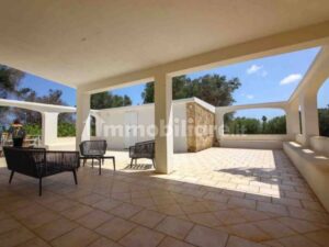 Flilnnke overdekte veranda bij villa met zwembad te koop Adriatische kust Puglia