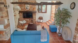 te koop in Puglia een prachtige stenen villa woonkamer en trap naar boven