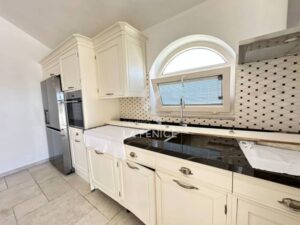 De keuken van de trulli boerderij te koop in Puglia