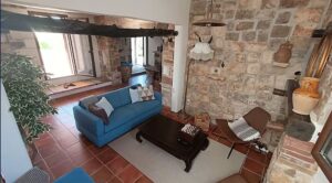 te koop in Puglia een prachtige stenen villa de woonkamer