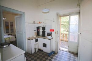 Te koop in Puglia, dicht bij de kust, een schitterende op te knappen villa uit de Liberty periode de oude keuken met ovens